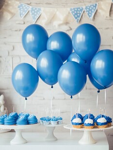蓝色气球与纸杯蛋糕派对
