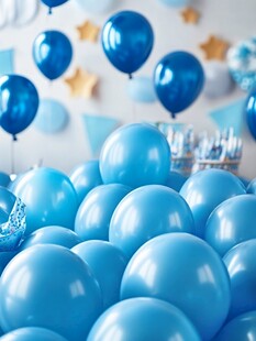 蓝色气球装点的梦幻场景