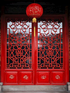 中式红门挂红灯笼景致