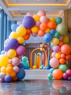 多彩气球拱门装点室内空间