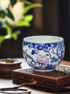 青花花卉纹瓷杯古韵十足
