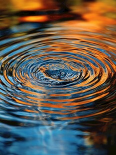 水中涟漪的绚丽光影