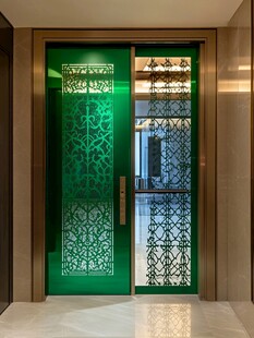 绿色雕花双开门室内场景
