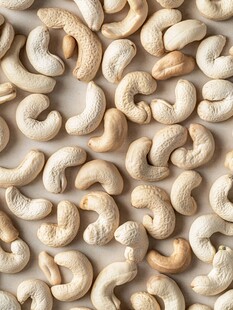 满满腰果铺展的诱人画面