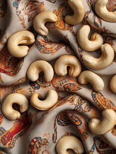 腰果散落在印花织物上