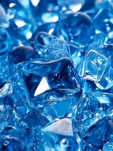 蓝色透明冰块特写