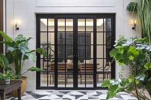 时尚玻璃双开门搭配绿植