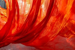 飘逸红绸舞动绚烂色彩