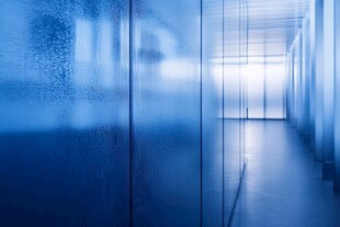 蓝色科技风玻璃走廊