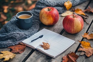 秋日温馨桌面 果茶与笔记
