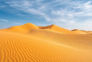 金色沙丘映蓝天美景