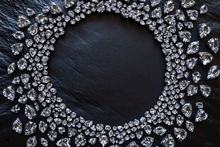 璀璨钻石围成优雅圆环