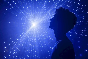 仰望星空的人影