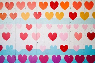 多彩爱心图案背景墙
