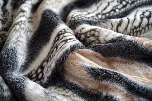 斑马纹毛绒织物纹理特写