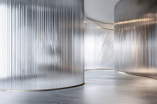 金属质感的现代室内空间