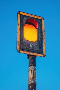 老旧交通信号灯特写