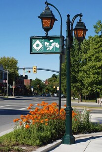 街道旁复古路灯与指示牌