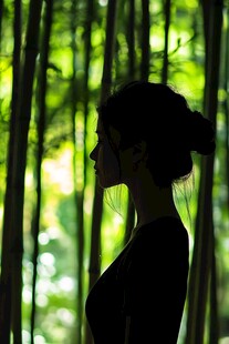 竹林中女子的优雅剪影