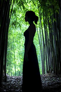 竹林中女子的曼妙剪影
