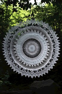 悬挂于林间的精致蕾丝装饰