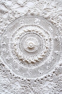 精致白色钩花桌布细节