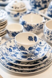 蓝白青花瓷餐具优雅陈列
