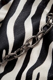 斑马纹布料上的金属链条