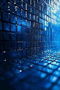 蓝色马赛克墙面地面特写