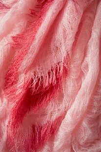 粉色渐变流苏质感围巾