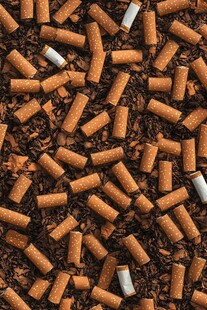 散落的香烟烟蒂与烟草