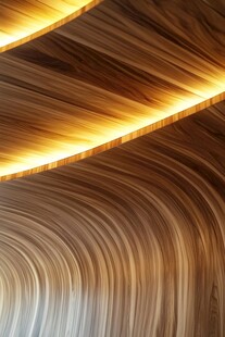 弧形木纹墙面的光影之美