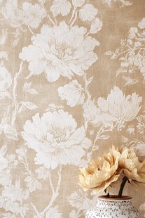 米底白花墙纸配精致花瓶