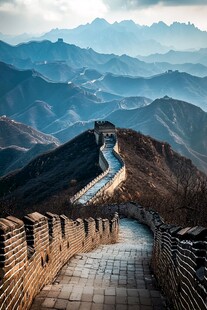 壮丽长城蜿蜒于山峦之间