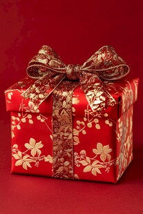 喜庆红底金花纹精美礼盒