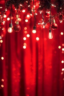 红色幕布上的圣诞装饰灯