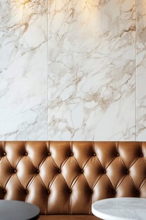 大理石墙搭配棕色皮沙发