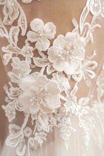 婚纱背部精致蕾丝花卉设计