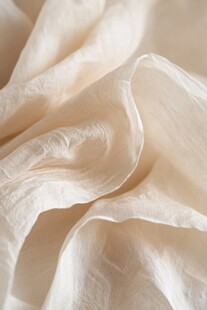 米白色褶皱柔软布料特写