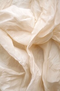 米白色褶皱织物纹理特写