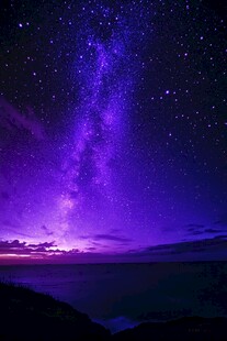 梦幻紫调星空下的静谧海岸