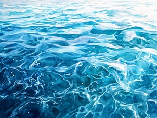 波光粼粼的蓝色海水