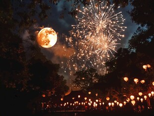 月夜烟花下的梦幻灯火