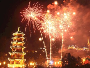 古塔夜空绽放绚烂烟花