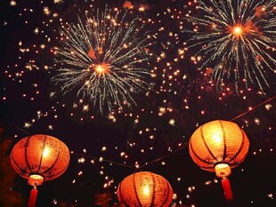 夜空中的烟花与灯笼
