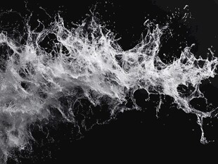 黑色背景下的水花飞溅