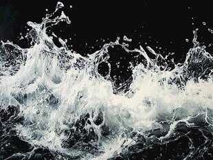 黑色背景下的激扬水花