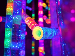 梦幻彩色发光管艺术装置