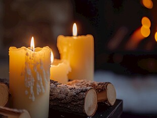 温暖烛光下的原木装饰