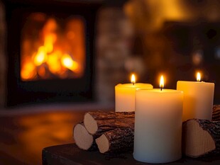 壁炉旁的蜡烛与木柴